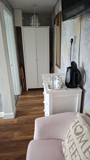 Economy Triple Room, Ensuite, Courtyard View (Hartleyburn ) - The Sportsmans Lodge (Rhosgoch)