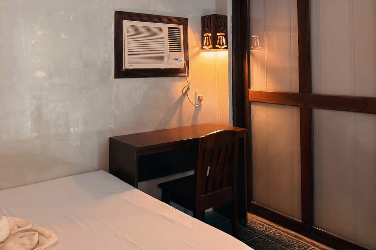 Room, Lanai | Premium bedding, desk, laptop workspace, bed sheets