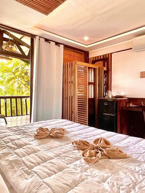 Executive Cottage, Beachfront | Dihias secara berasingan, dilengkapkan perabot secara berasingan, meja 