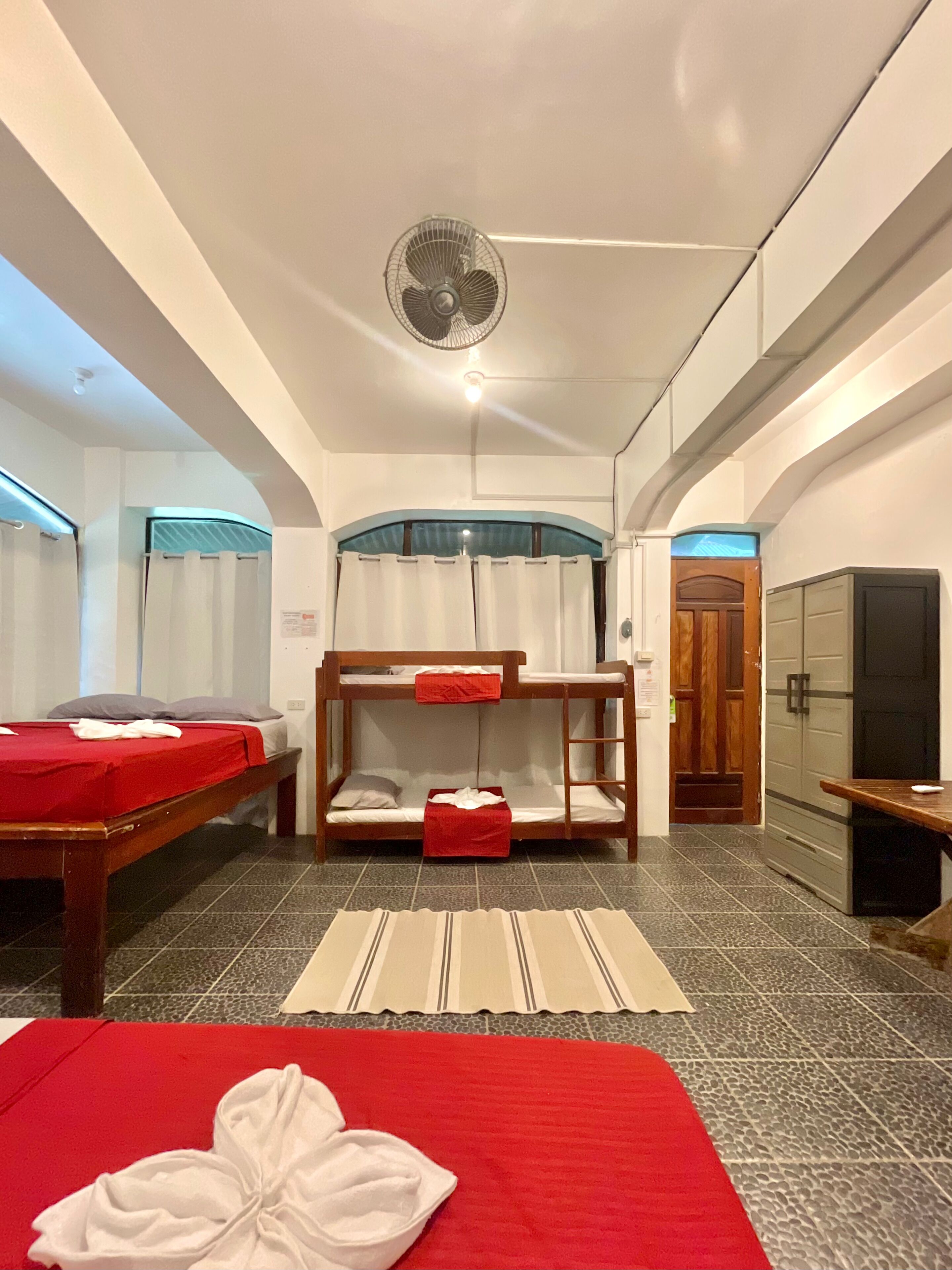 Habitación familiar | Baño | Regadera, amenidades de baño gratuitas, secadora de cabello, toallas 