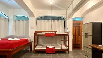 Familiekamer | Badkamer | Een douche, gratis toiletartikelen, een haardroger, handdoeken