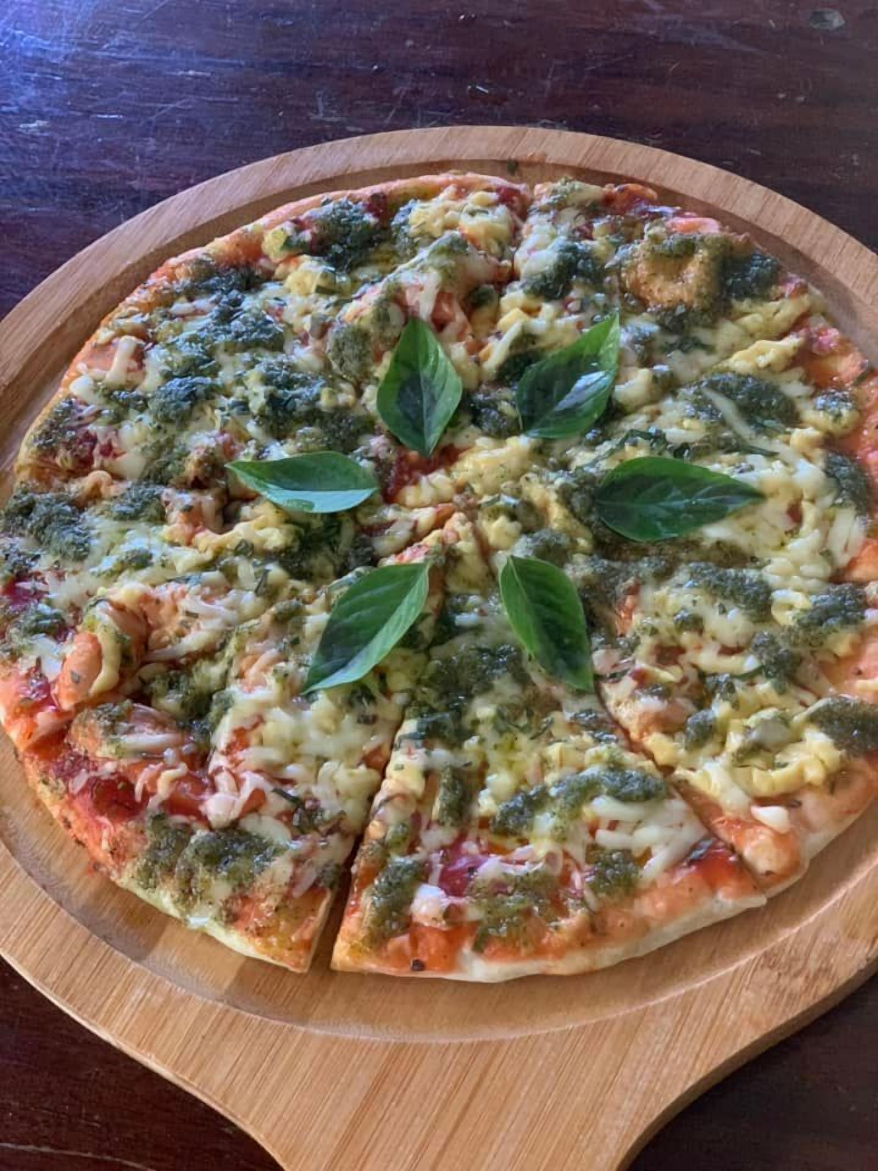 Una pizza sobre una tabla de madera.