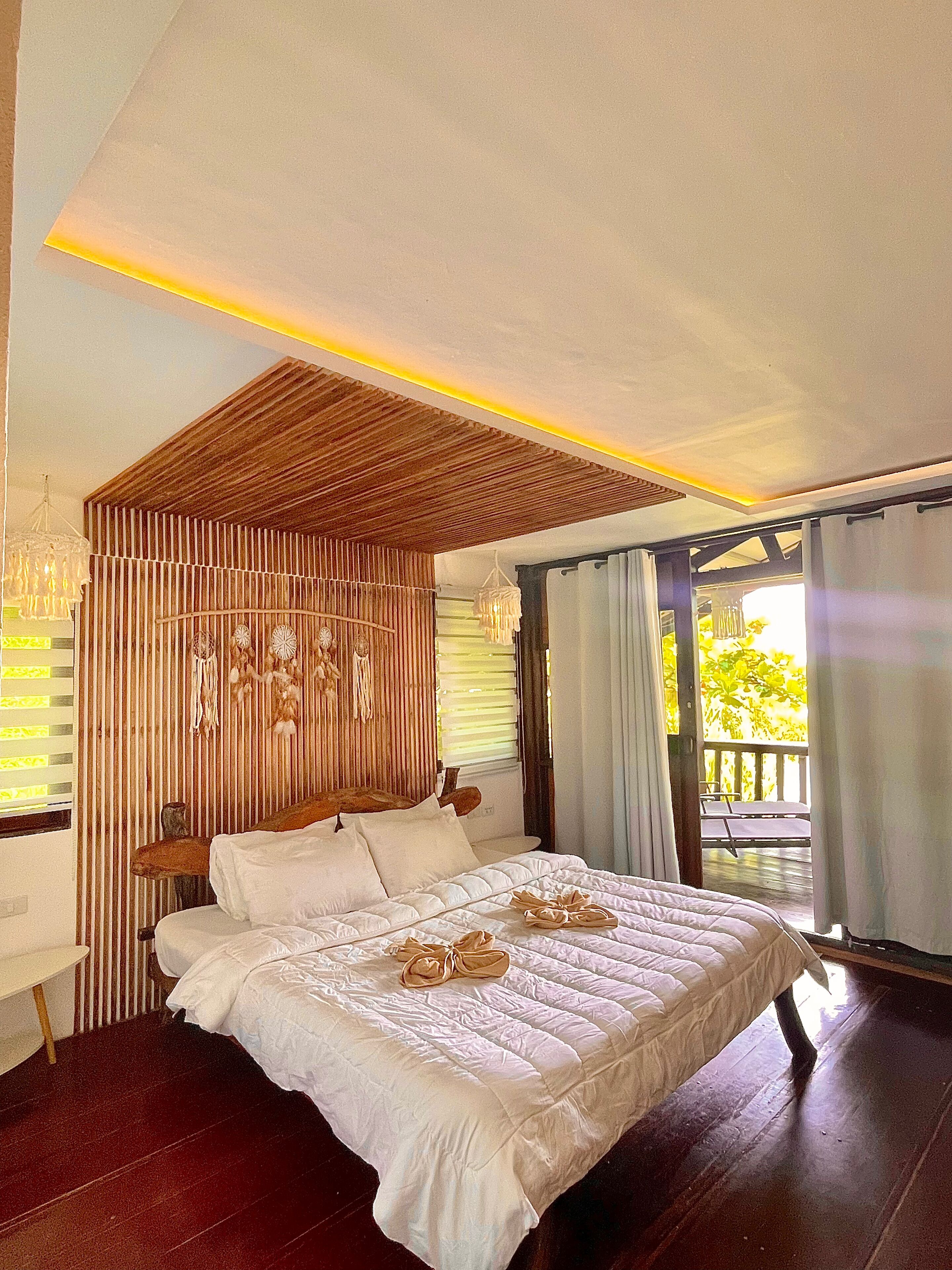 Executive Beach Front Cottage | Individually decorated, individually furnished, desk, laptop workspace