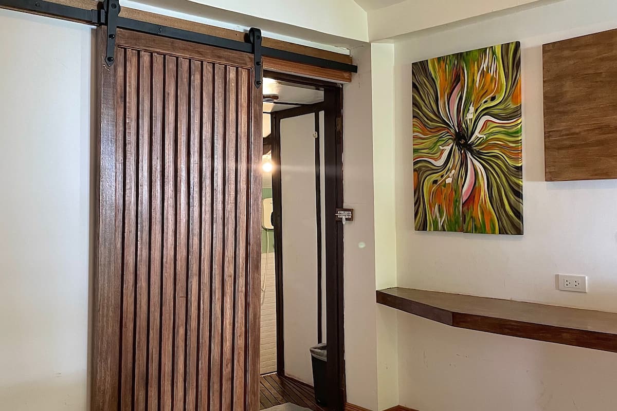 Deluxe Beach Front Cottage | Premium bedding, desk, laptop workspace, bed sheets