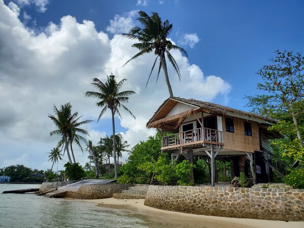 1 habitación, escritorio y ropa de cama