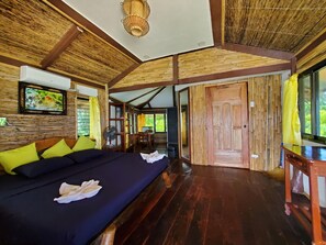 1 habitación, escritorio y ropa de cama