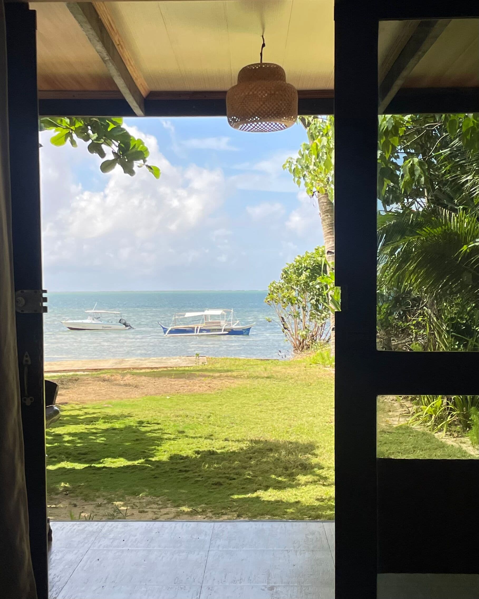 Room, Ocean View, Beachfront | Desk, laptop workspace, bed sheets