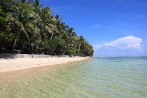 Playa privada, camas de playa gratis, sillas reclinables de playa