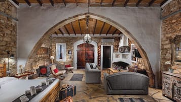 Exclusive House (Elia House) | Coin séjour | TV connectée de 43 pouces avec chaßnes par cùble