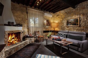 Chalé luxo | Área de estar | Smart TV 43 polegadas com canais a cabo