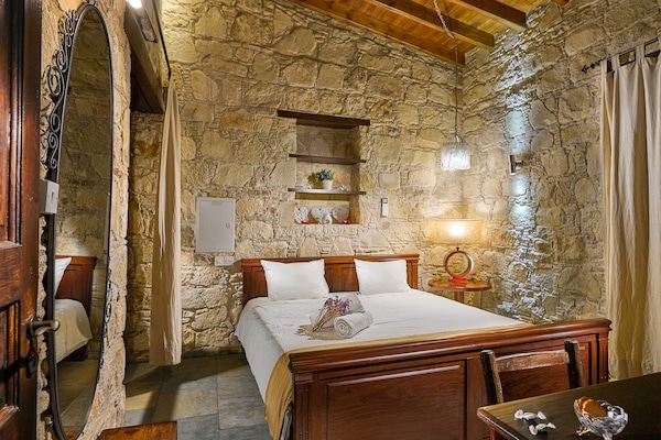 Suite (Kamari) | 1 dormitorio, caja fuerte, wifi gratis y ropa de cama