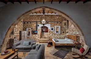 Exclusive House (Elia House) | Área de sala de estar | Smart TV de 43 pulgadas con canales por cable 