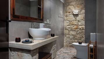 Chalet Deluxe | Baño | Amenidades de baño gratuitas, secadora de cabello, pantuflas, toallas