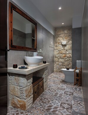 Chalé luxo | Banheiro | Produtos de toalete grátis, secador de cabelo, chinelos