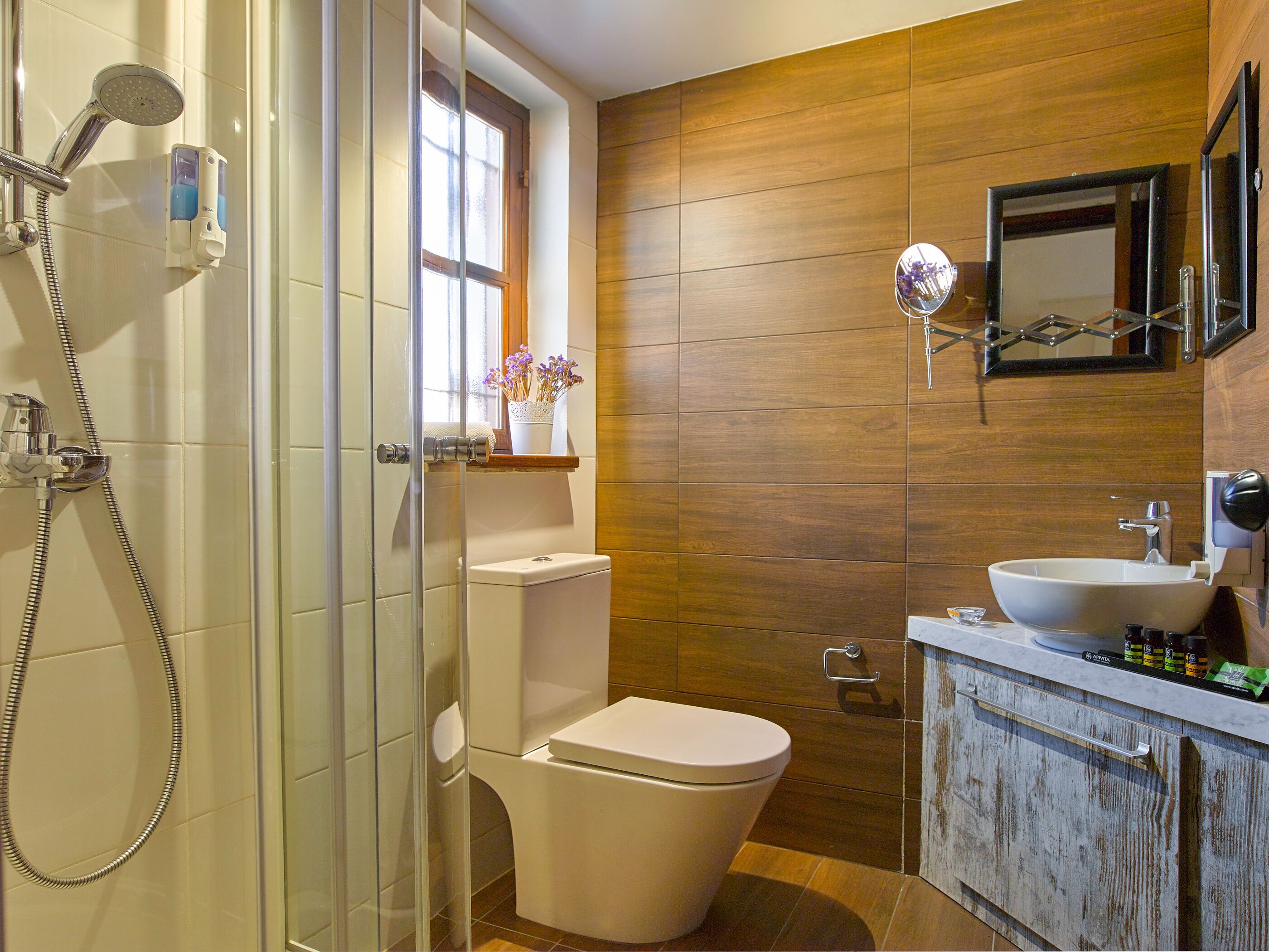 Un baño con inodoro, ducha y lavamanos.
