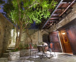 Suite de lujo, chimenea (Archontico) | Caja fuerte, wifi gratis, ropa de cama