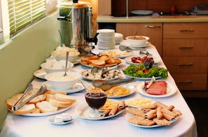 Tägliches Frühstücksbuffet (7 GEL pro Person)