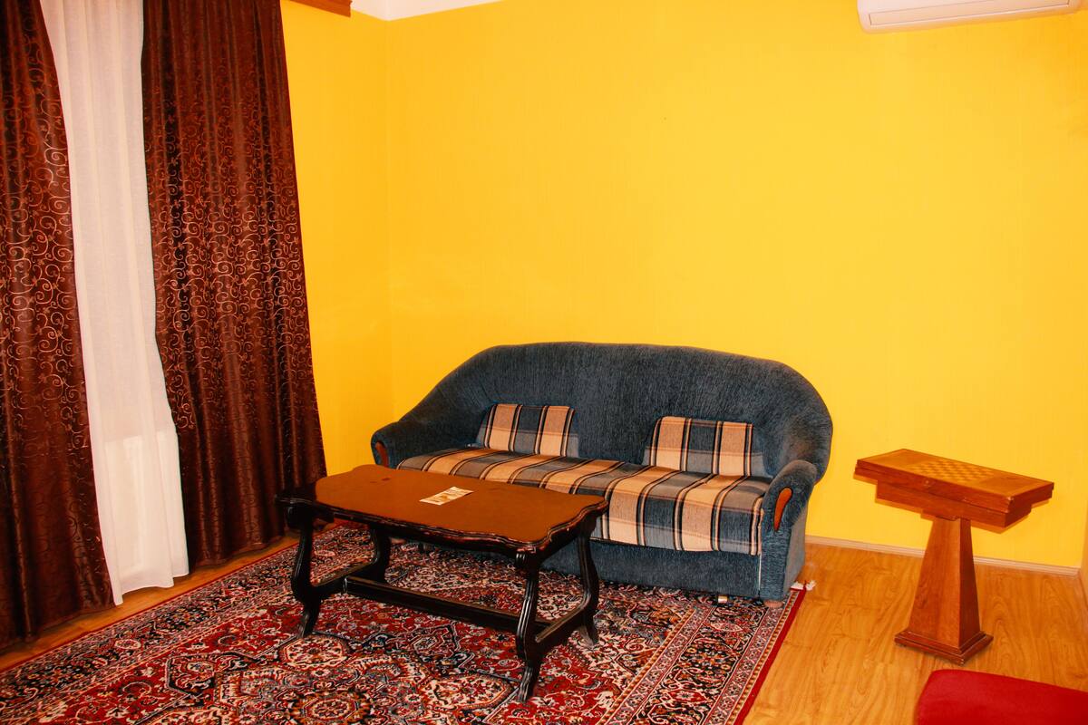 Hochwertige Bettwaren, Zimmersafe, Schreibtisch, schallisolierte Zimmer