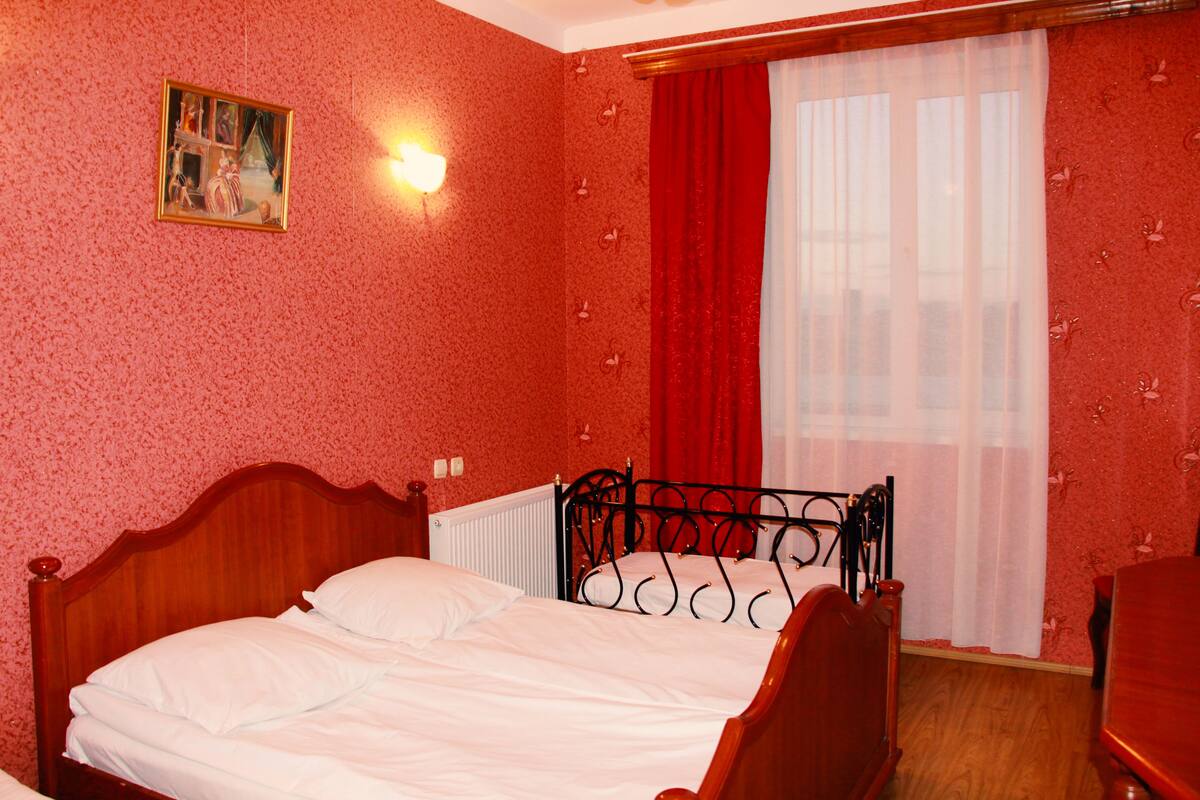 Hochwertige Bettwaren, Zimmersafe, Schreibtisch, schallisolierte Zimmer
