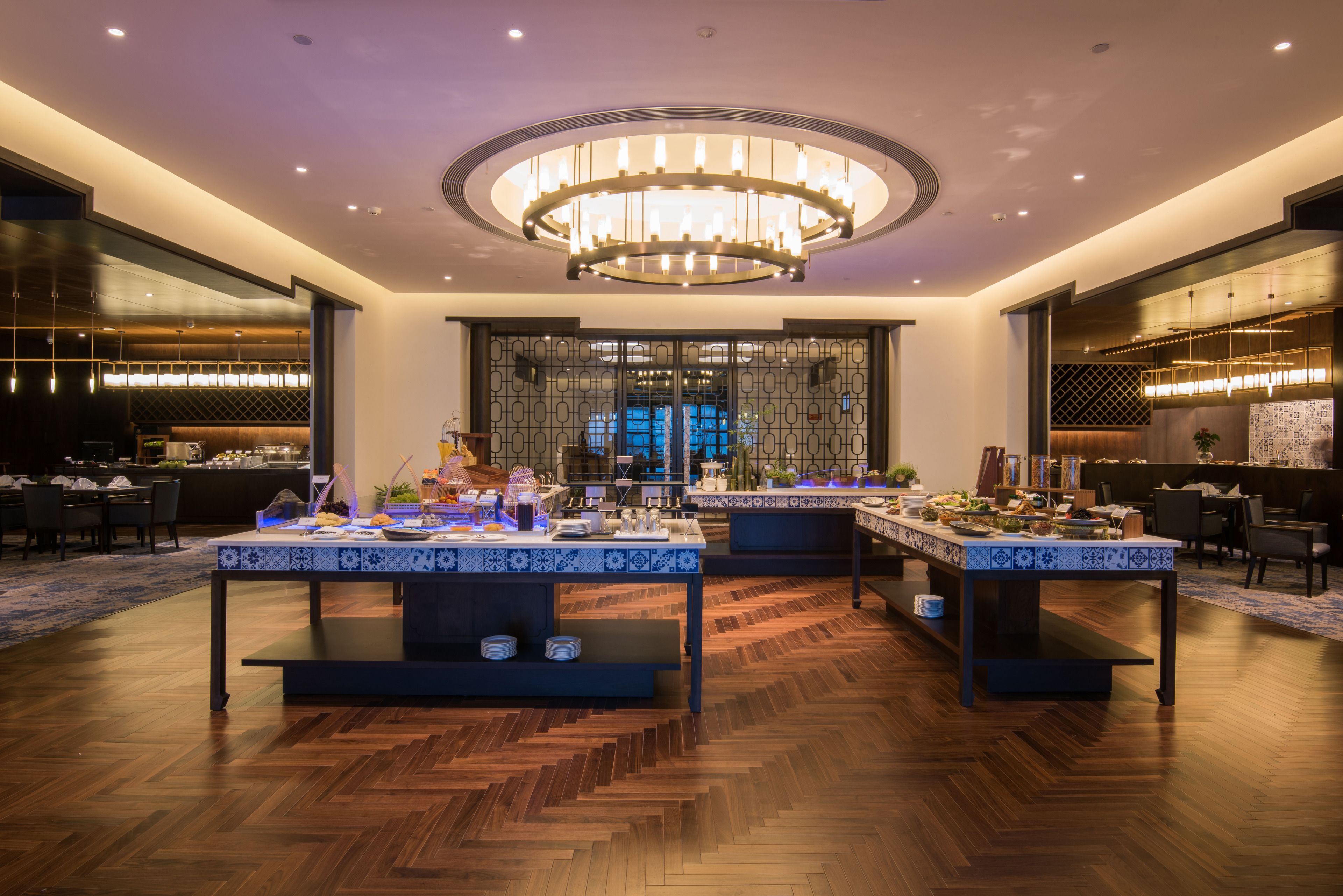 2 restaurants servant le petit déjeuner, le déjeuner et le dîner
