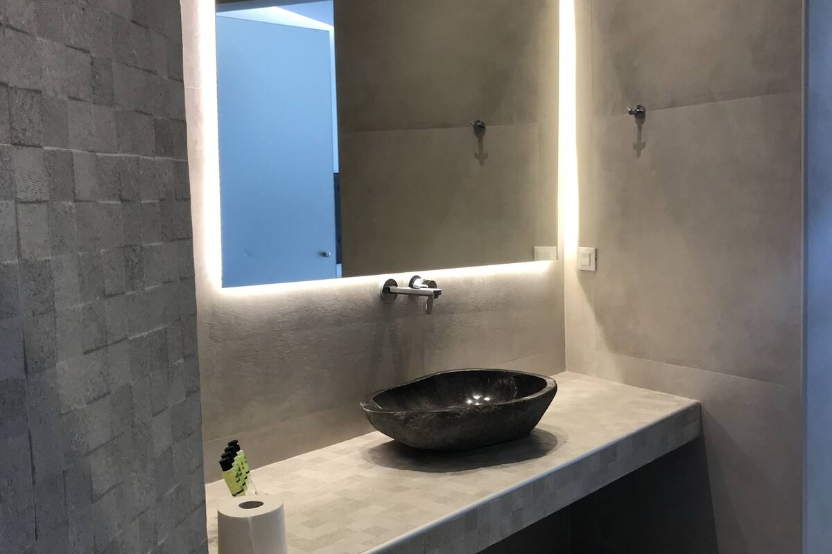 deluxe double room | bathroom sink