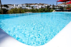Utomhuspool med öppettider 08.00 till 20.30, och parasoller