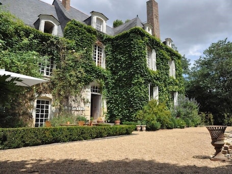 Exterior. La Marronnière