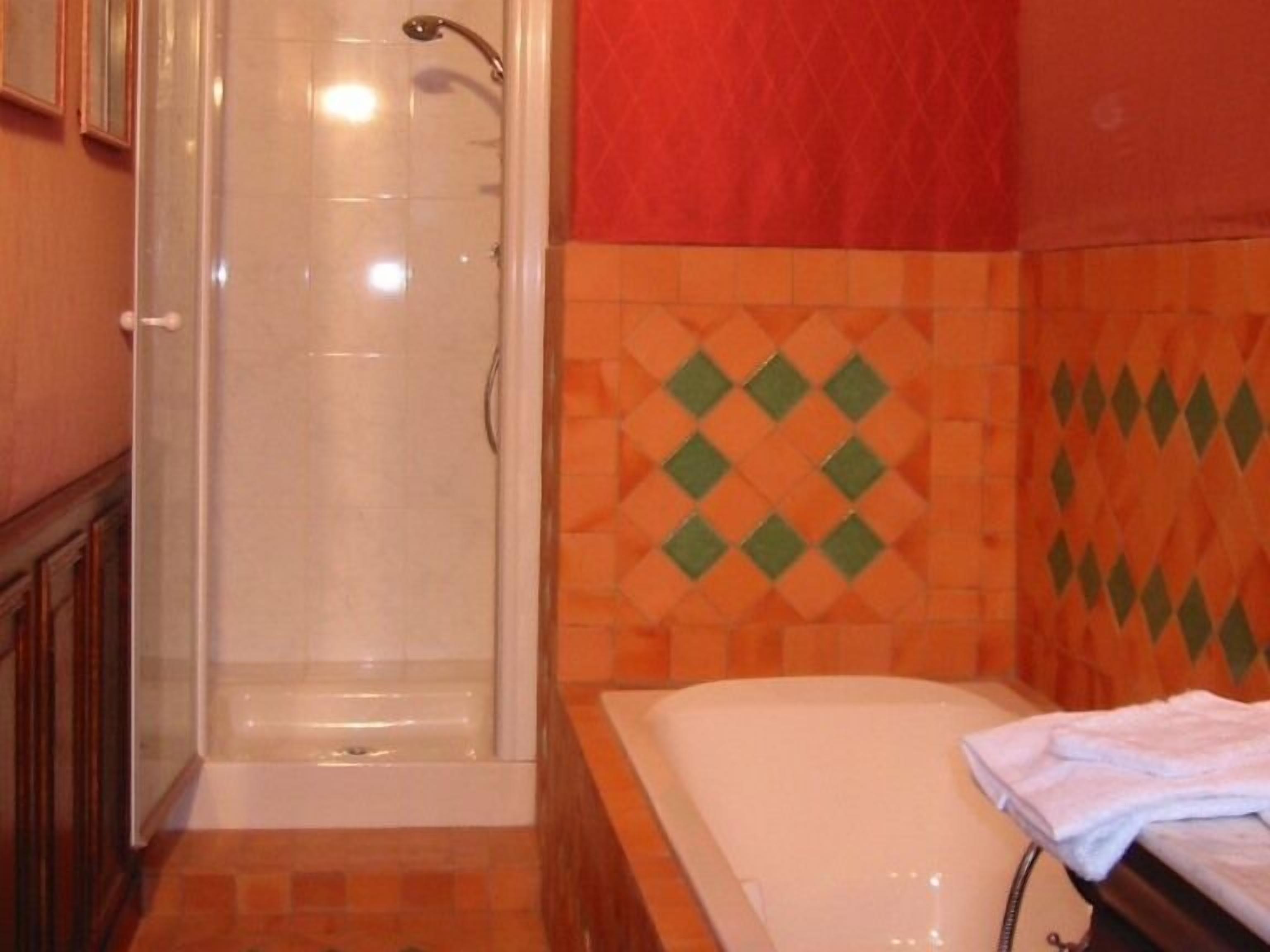 Superior tweepersoonskamer, privébadkamer (Junior suite Verte) | Badkamer | Gratis toiletartikelen, een haardroger, handdoeken, zeep