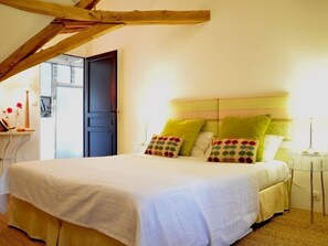 Superior Double Room, Private Bathroom, River View (Chambre Tilleul) | 1 bedroom, down comforters, Select Comfort beds, individually decorated - La Marronnière (Cheffes)