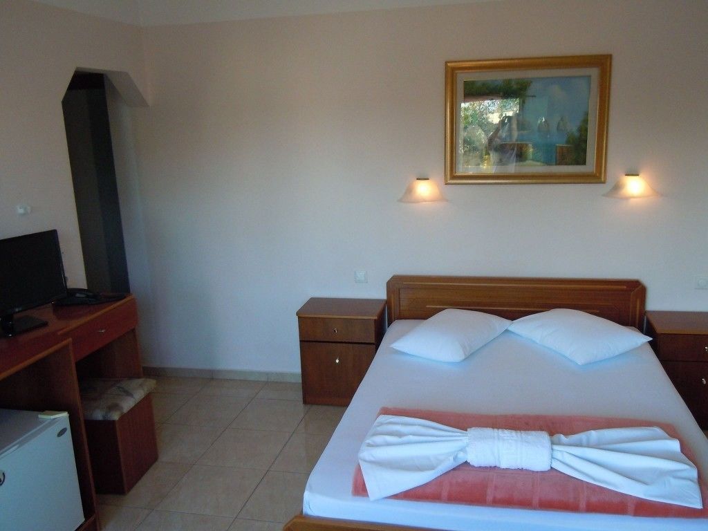 Double Room | In-room safe, desk, soundproofing, iron/ironing board