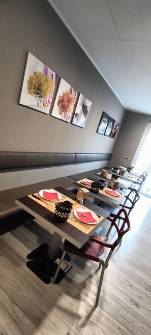 En 42-tommers Flatskjerm-TV med digitale kanaler samt TV