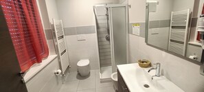 Deluxe Triple Room | Bathroom | Shower, free toiletries, hair dryer, bidet - Millaenya Inn (Entratico)