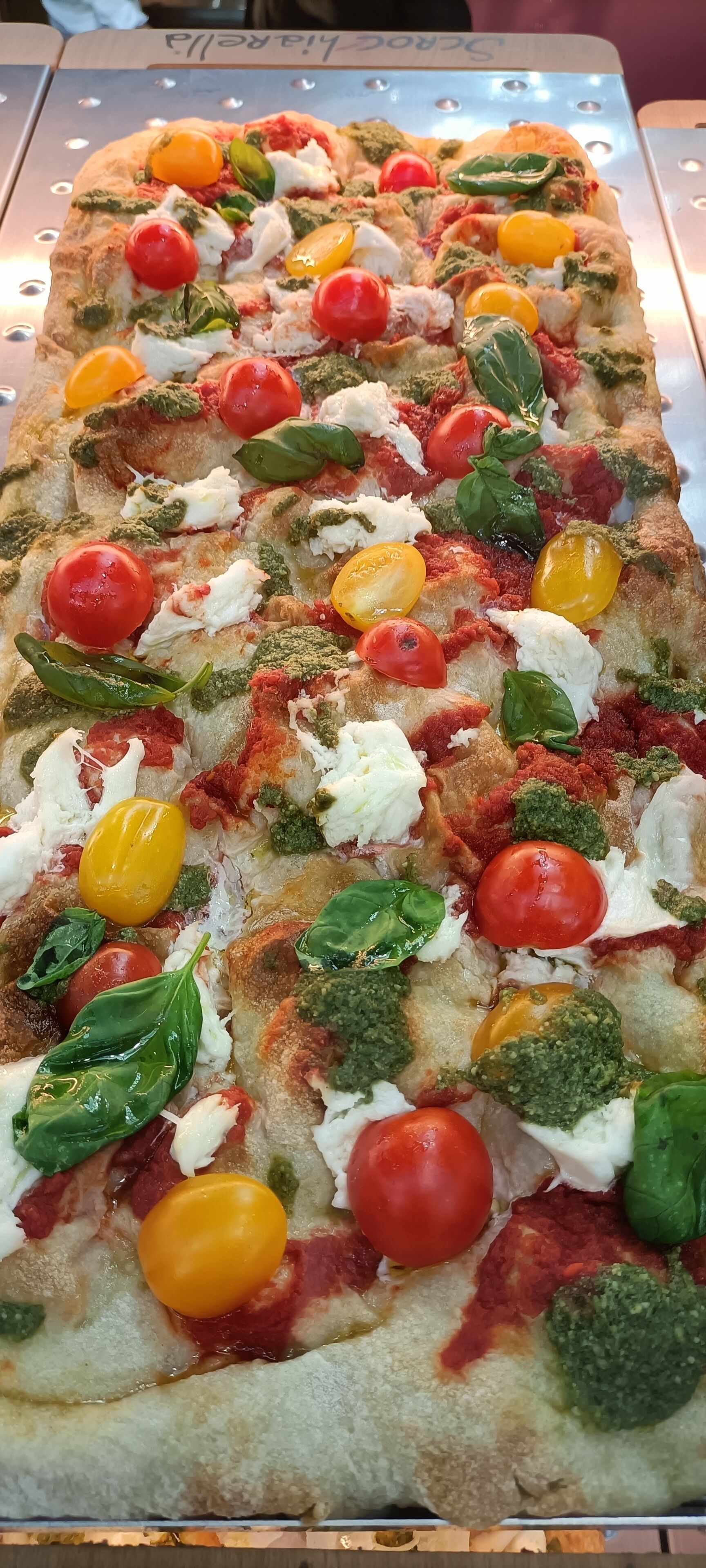 Una pizza con diferentes ingredientes.