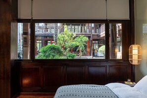 Edredón, escritorio, cortinas blackout y insonorización