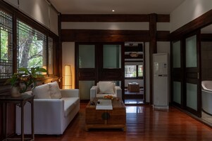 Riverview Suite Family Room | Down comforters, desk, blackout drapes, soundproofing