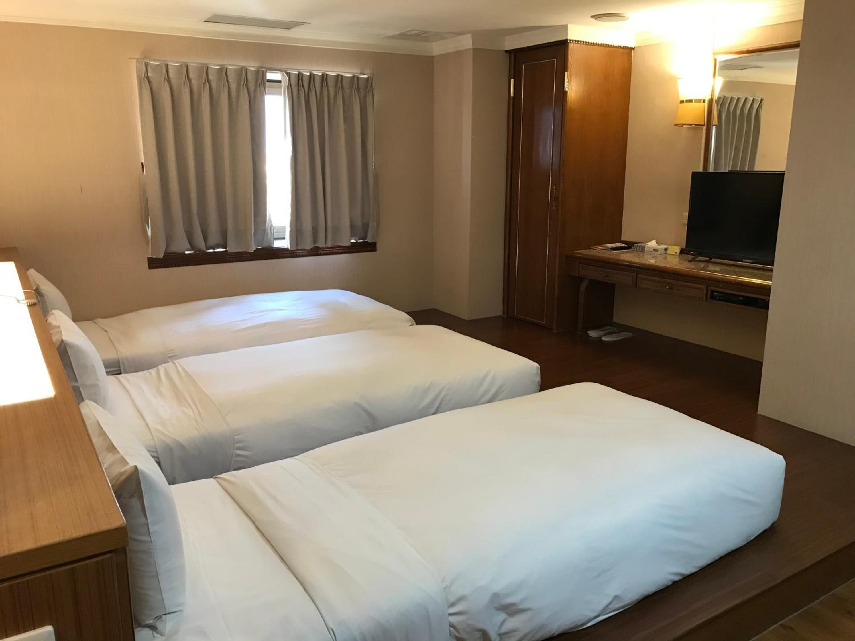 desk, iron/ironing board, free wifi