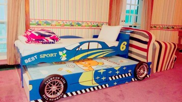 Una cama infantil con temática deportiva, que presenta un personaje de caricatura y la frase 'BEST SPORT'.