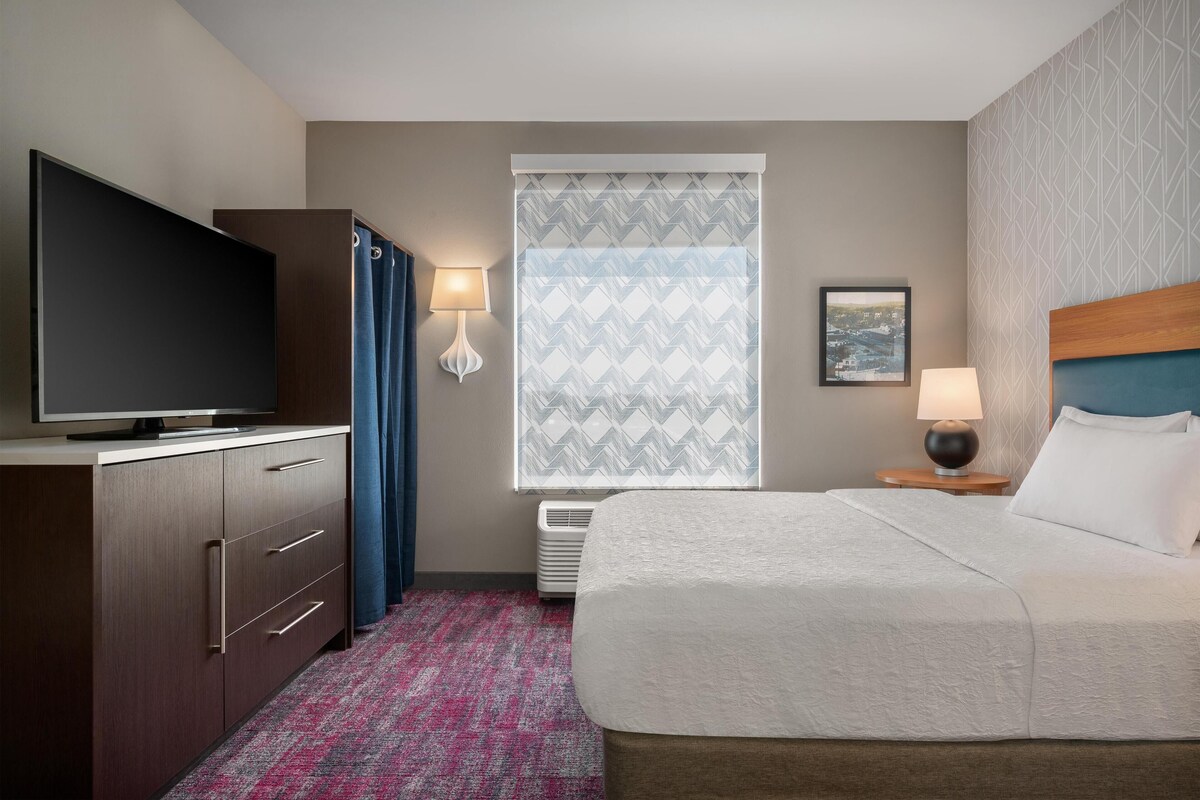 Premium bedding, in-room safe, desk, laptop workspace