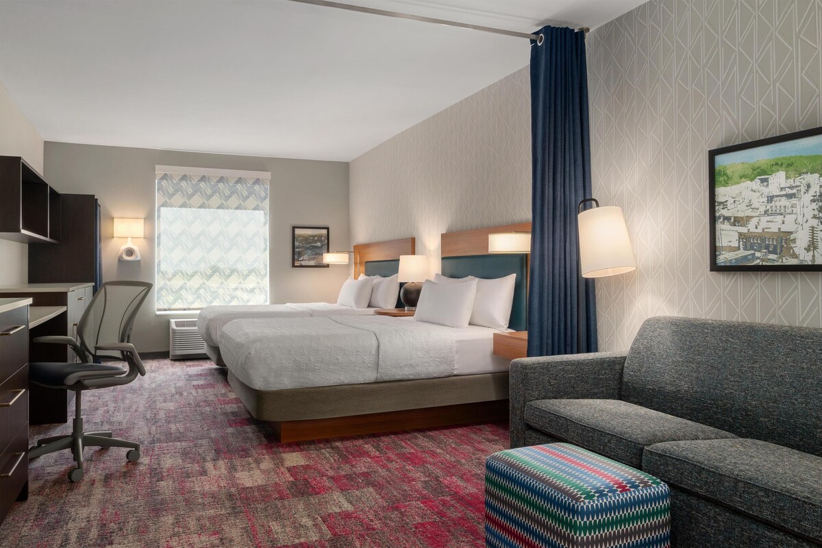 Premium bedding, in-room safe, desk, laptop workspace
