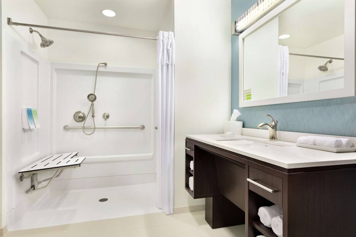 suite, 1 queen bed, accessible (mobility & hearing, roll-in shower) | bathroom shower