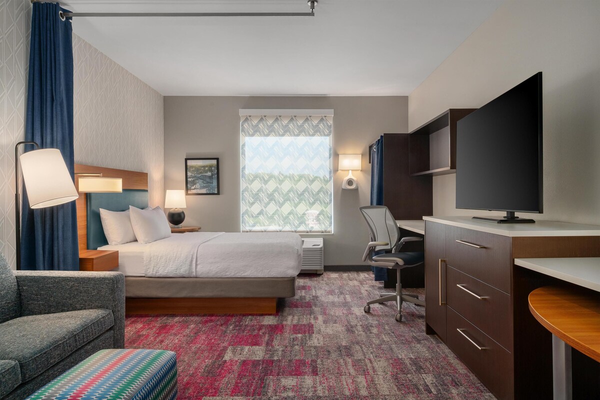 Premium bedding, in-room safe, desk, laptop workspace