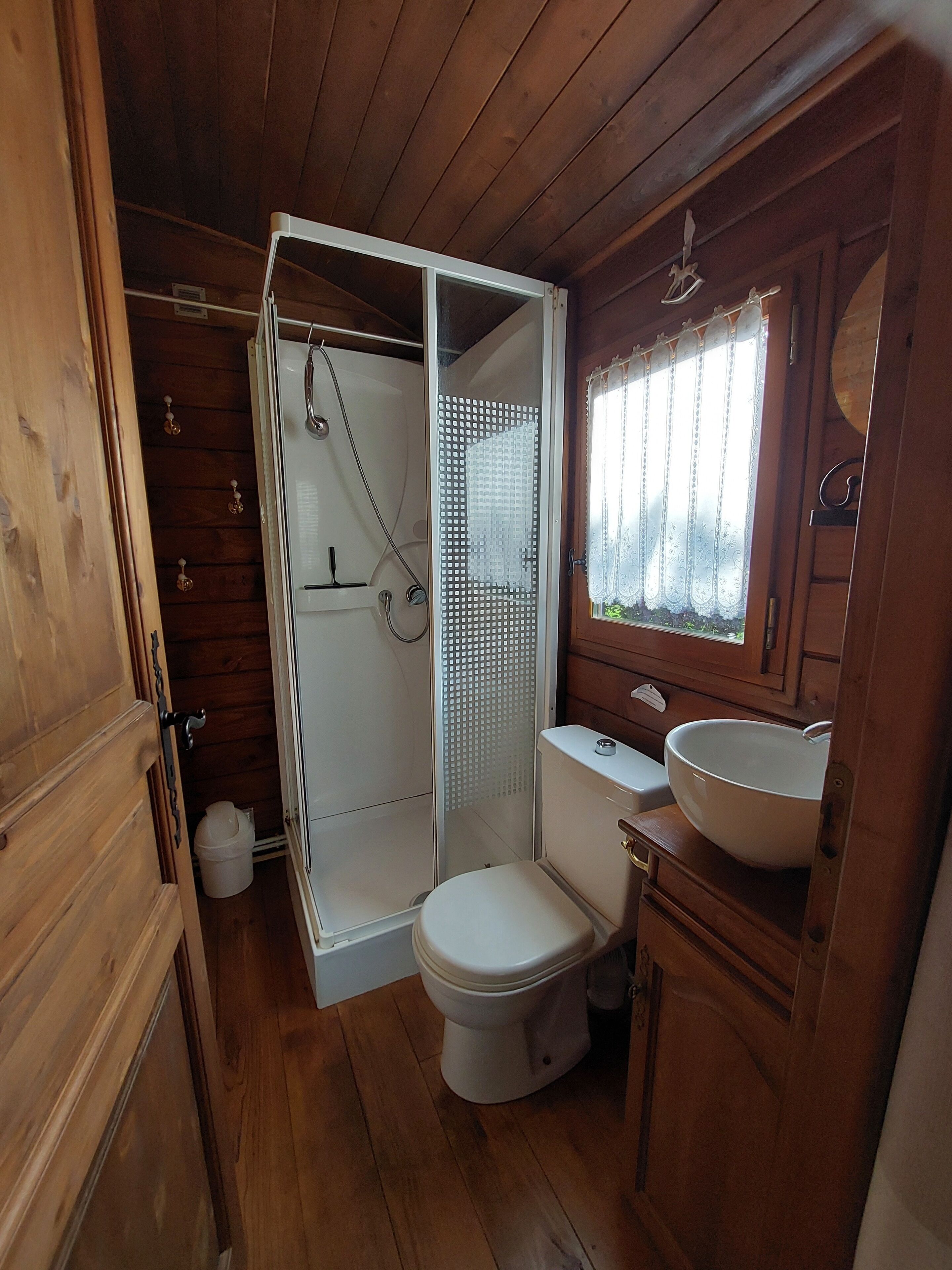 淋浴设施、免 费洗浴用品、吹风机