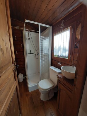 Douche, articles de toilette gratuits, sèche-cheveux