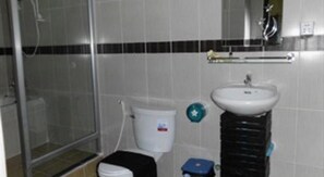 Shower, free toiletries, towels - The Irish Place (Phnom Penh)