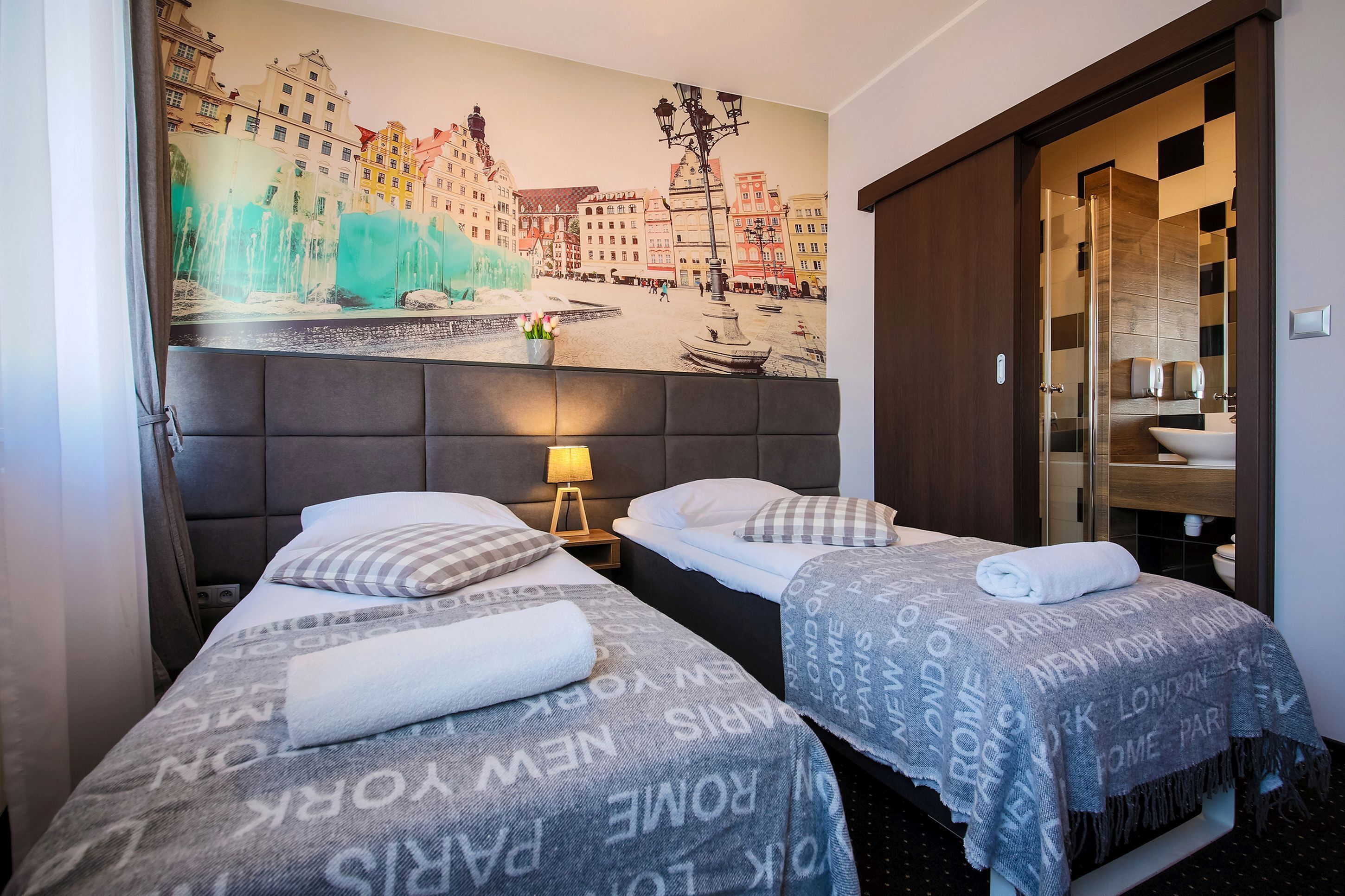 double room | living area | flat-screen tv