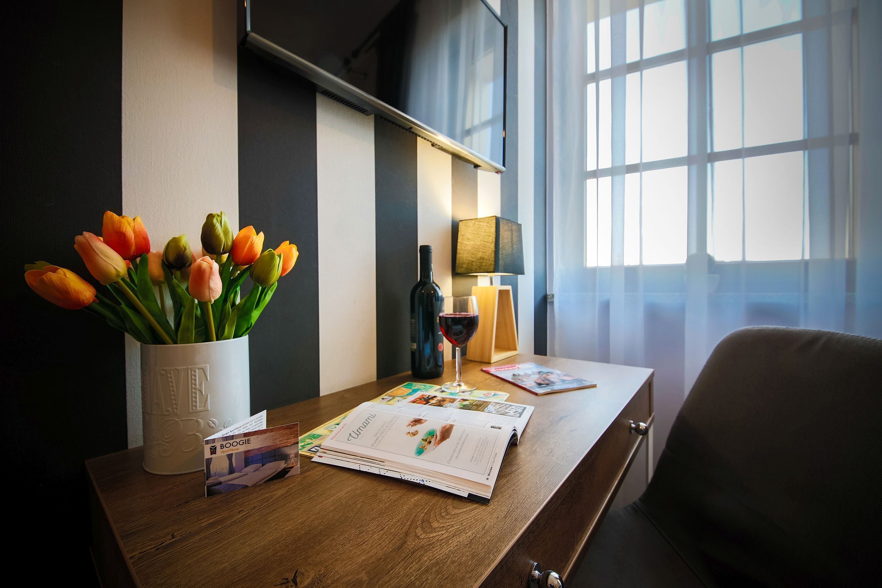 double room | living area | flat-screen tv