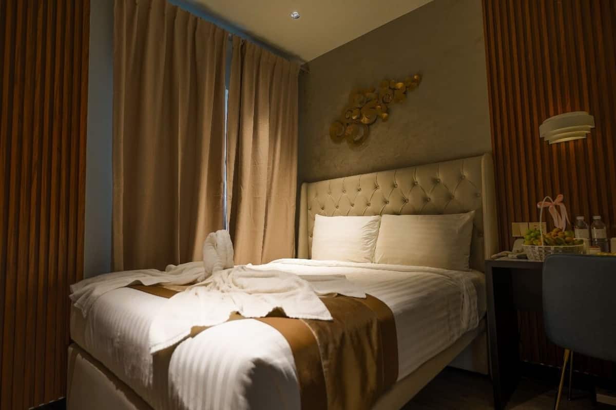 Family Suite | In-room safe, desk, blackout curtains, soundproofing