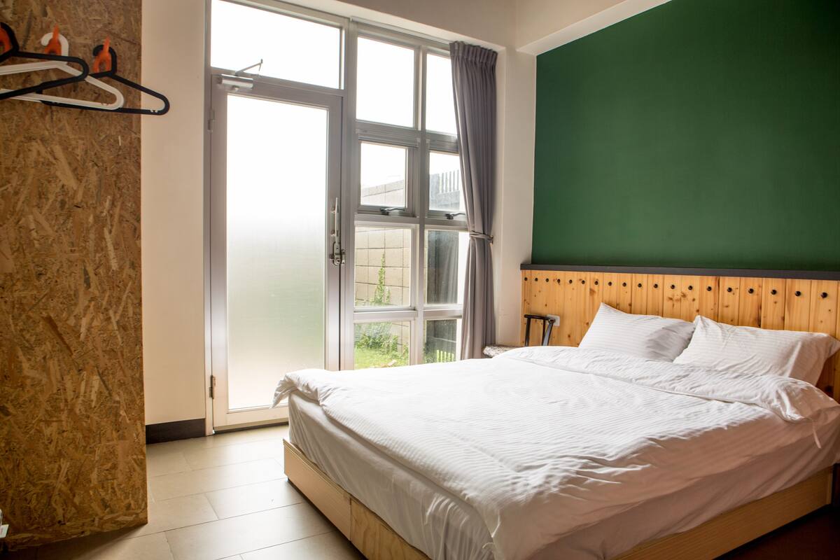 Blackout curtains, free WiFi