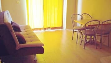 Apartment, 1 Bedroom | Living room | 32-inch LCD TV with cable channels, TV