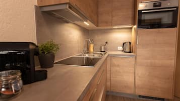 Full-sized fridge, microwave, oven, stovetop
